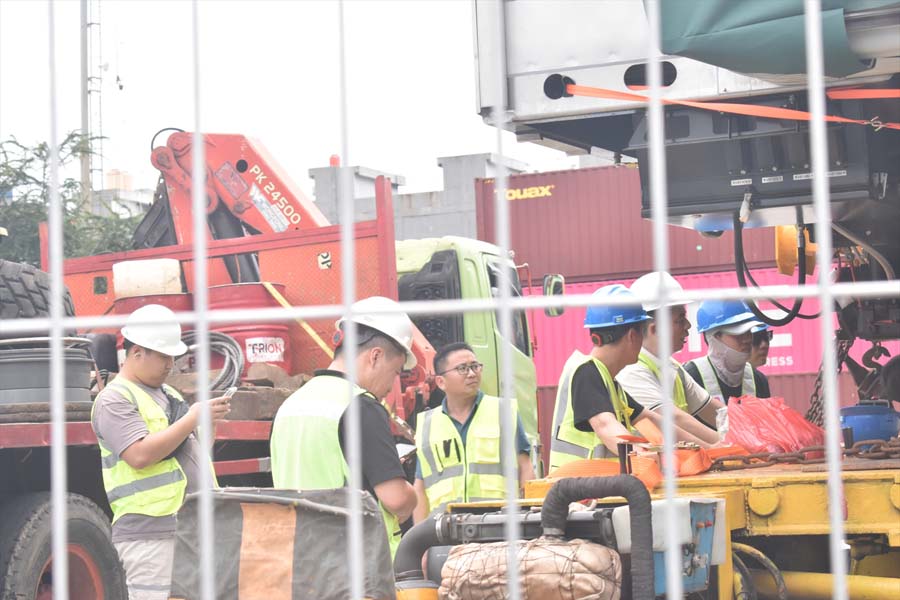 車両搬入もCRRC職員が総勢30人程度で対応した（画像：高木聡）