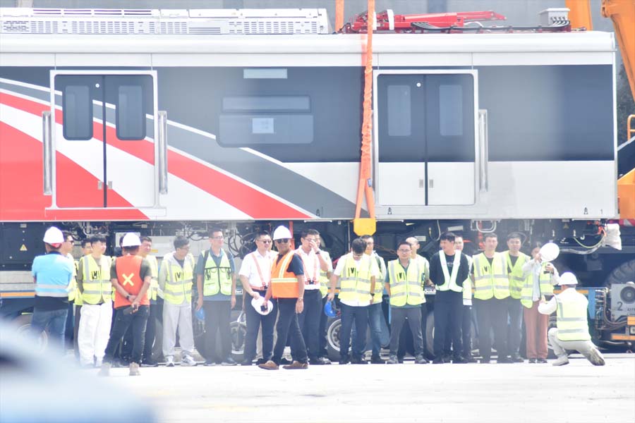 車両搬入もCRRC職員が総勢30人程度で対応した（画像：高木聡）