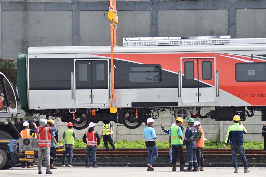 車両搬入もCRRC職員が総勢30人程度で対応した（画像：高木聡）