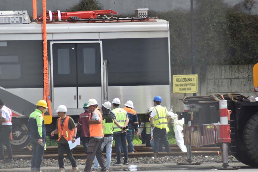 車両搬入もCRRC職員が総勢30人程度で対応した（画像：高木聡）