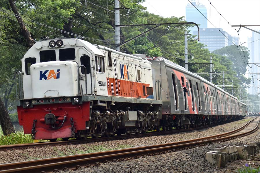 デポック電車区に機関車牽引で回送される第4編成（画像：高木聡）
