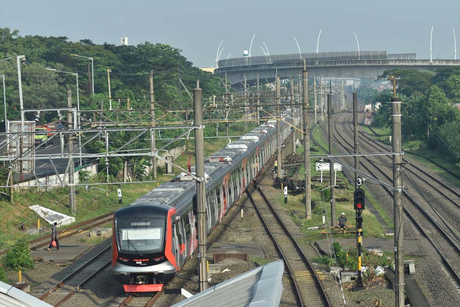 円借款で信号改良・複々線化された区間を走る第3編成（画像：高木聡）