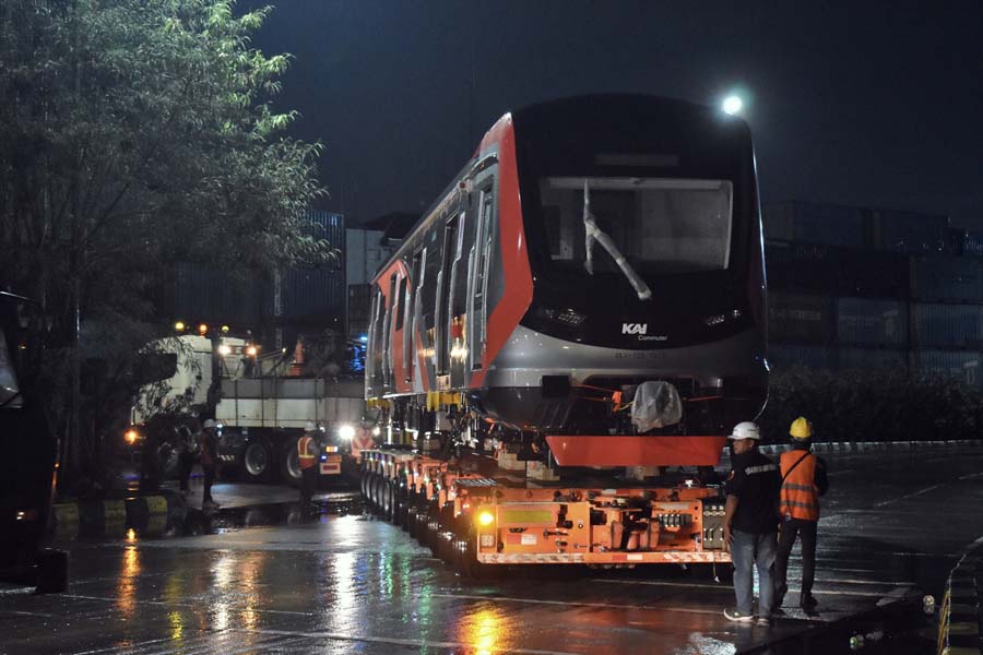 搬入箇所に陸送される第1編成の先頭車（画像：高木聡）