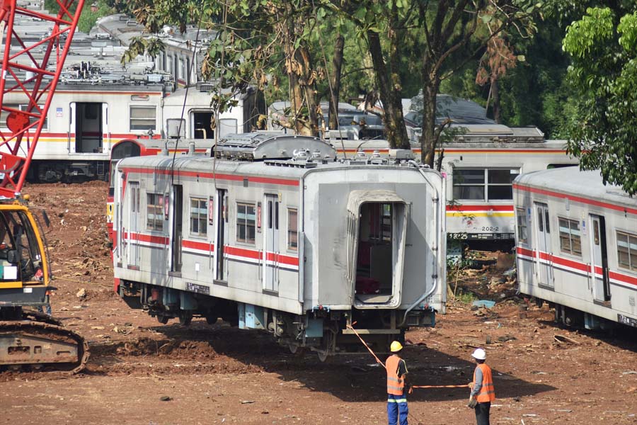 デポック電車区内で廃棄された旧型車両（画像：高木聡）