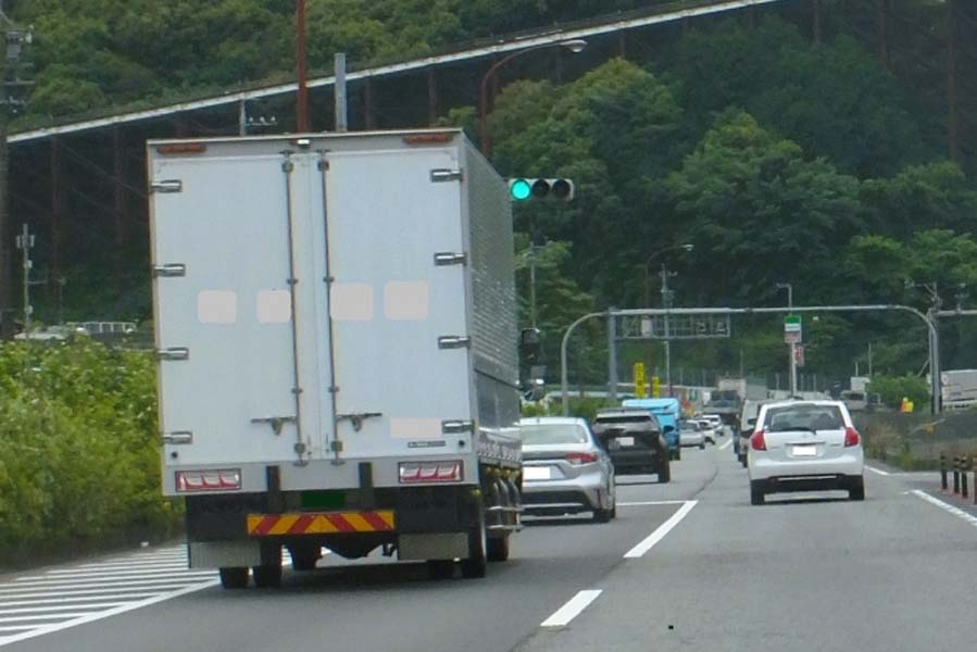 物流トラック（画像：写真AC）