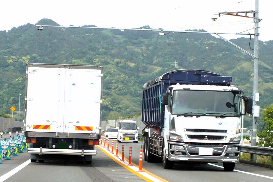 物流トラック（画像：写真AC）