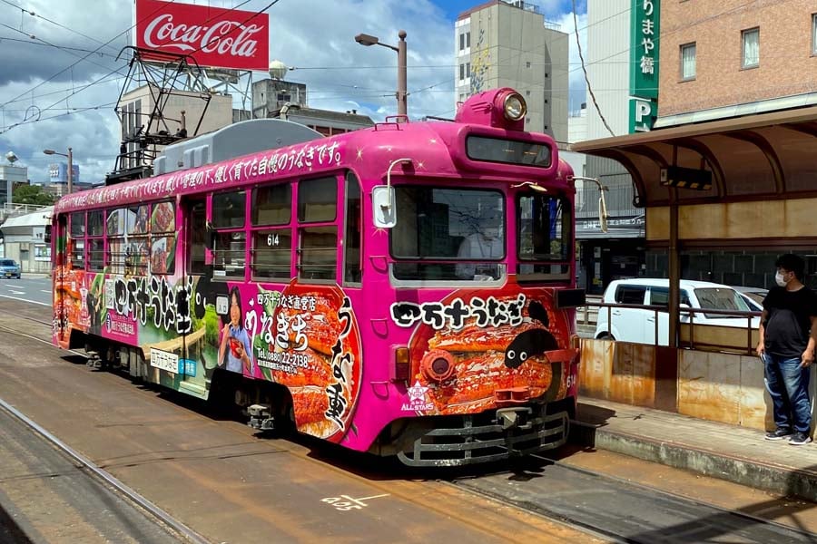 高知市のはりまや橋停留場に到着した路面電車(画像:高田泰)