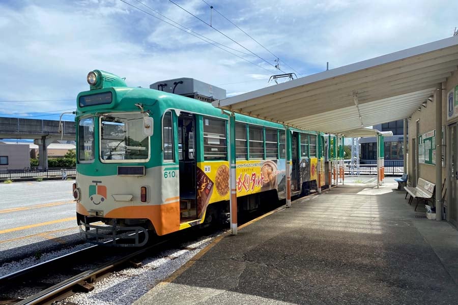 南国市の後免町停留場で出発を待つ路面電車(画像:高田泰)