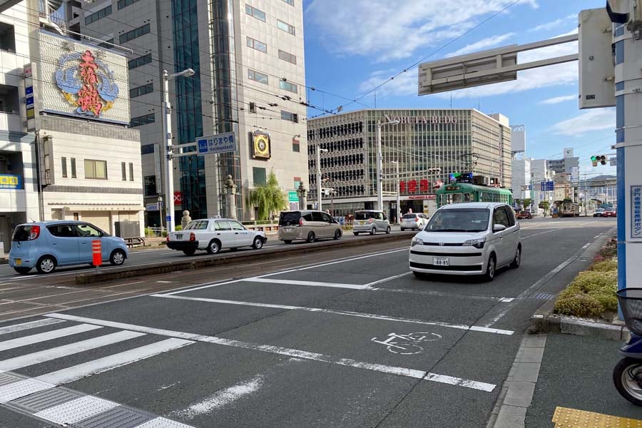車や路面電車が行き交う高知市の中心部（画像：高田泰）