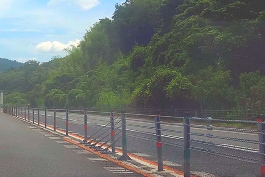 ワイヤーロープの中央分離帯（画像：都野塚也）