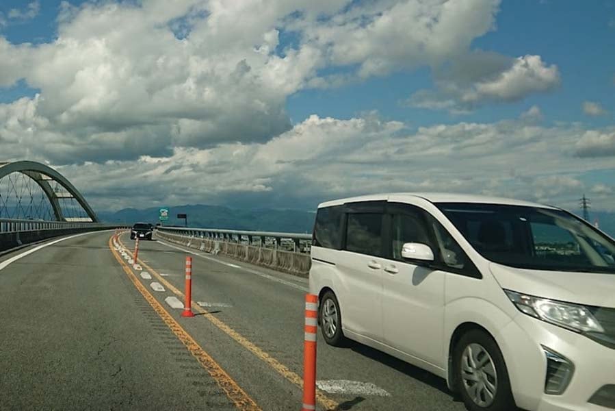 暫定2車線の中部横断道（画像：都野塚也）