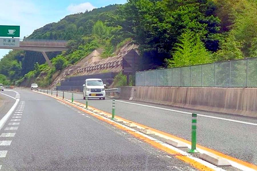 ラバーポールの中央分離帯（画像：都野塚也）