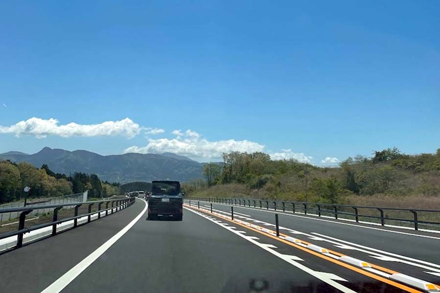 ワイヤーロープとラバーポールの区間が混在している山陰道（画像：都野塚也）