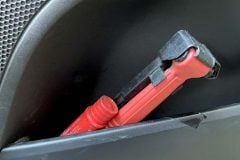 自動車の「脱出用ハンマー」が標準装備されない根本理由――水没時で命を救えるのに、なぜ？