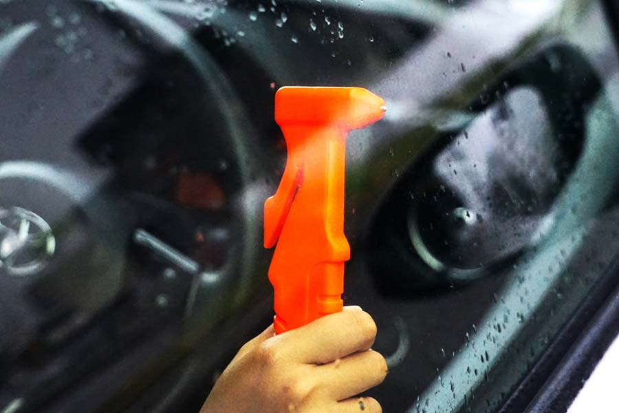 合わせガラスを採用した自動車のドアとハンマー（画像：写真AC）