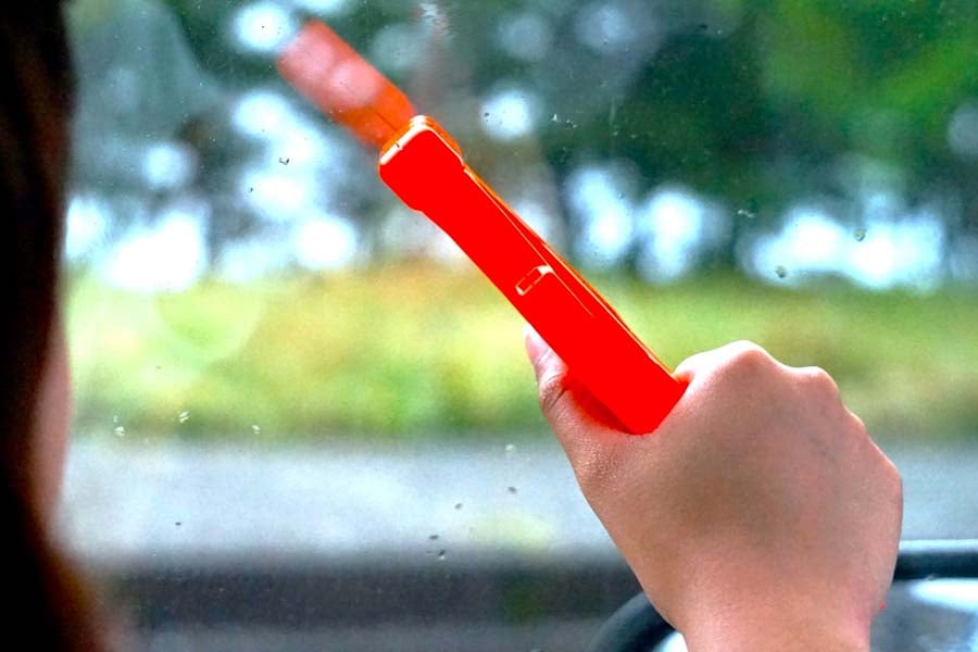 脱出用ハンマーの重要性（画像：写真AC）