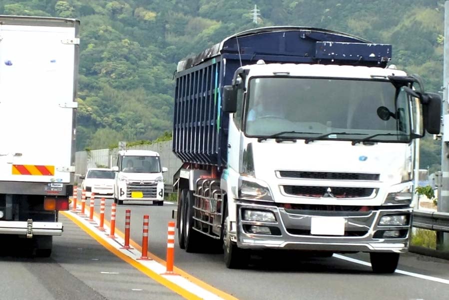 物流トラック（画像：写真AC）