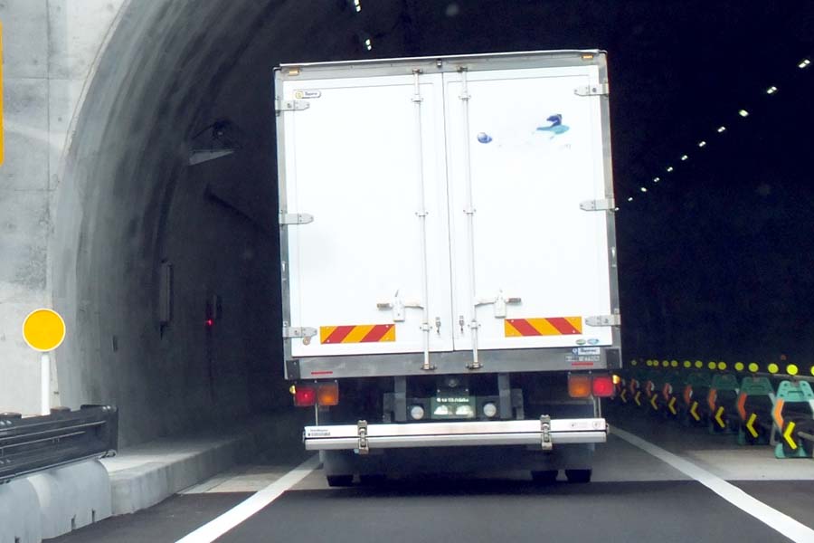 物流トラック（画像：写真AC）