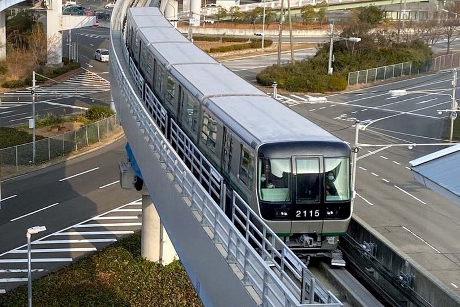 輸送力強化のめどが立たないポートライナー（画像：高田泰）