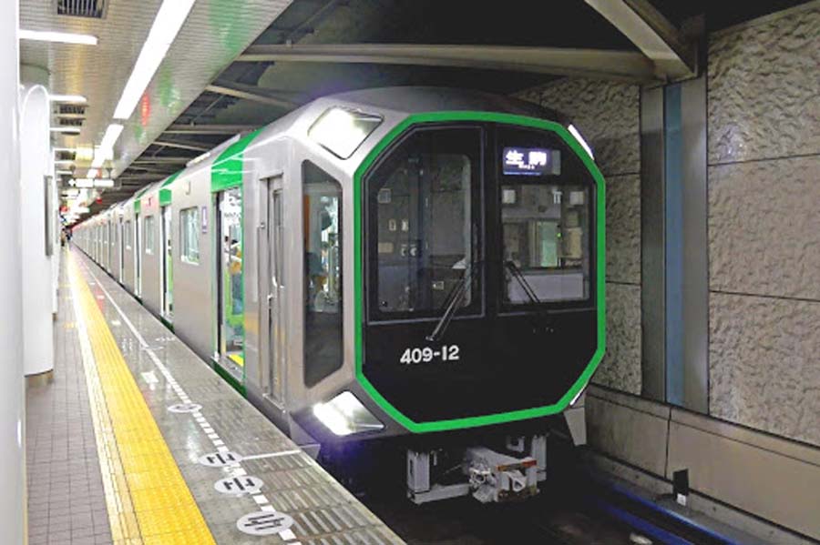 大阪・関西万博の大阪メトロ中央線延伸を前に導入された新型車両400系。斬新なデザインは大きな話題を呼んだ。博覧会とモビリティの発展は切っても切り離せない関係だ(画像:若杉優貴)