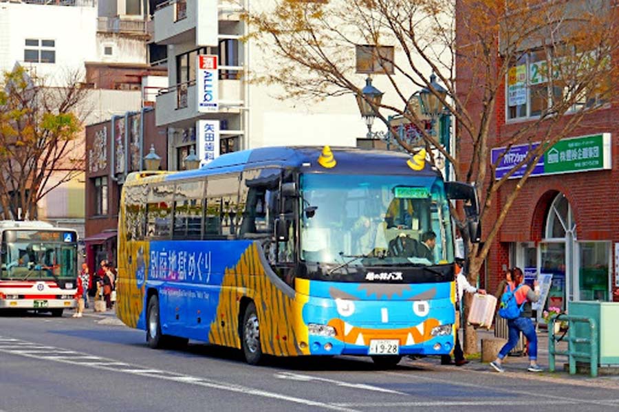 全国各地でお馴染みとなった女性バスガイド。博覧会に合わせて運行を開始した「別府地獄めぐり」の定期観光バスが発祥だ(画像:若杉優貴)