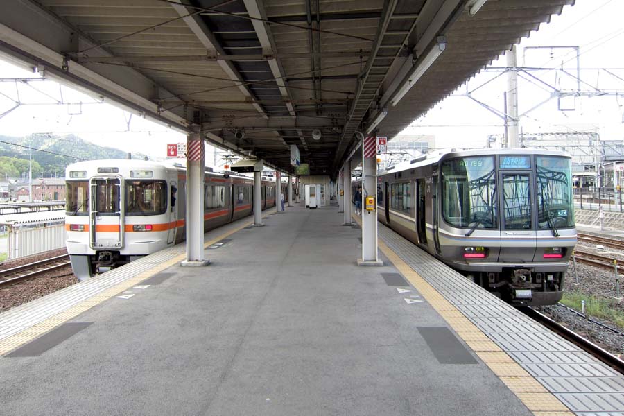 米原駅で接続するJR東海とJR西日本の列車。北陸新幹線米原ルートの利点は名古屋方面との距離が近いことがある（画像：大塚良治）