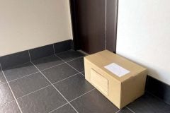 なぜ「置き配」が標準に？――再配達率8.4％が突きつけた、「無料神話」の終焉