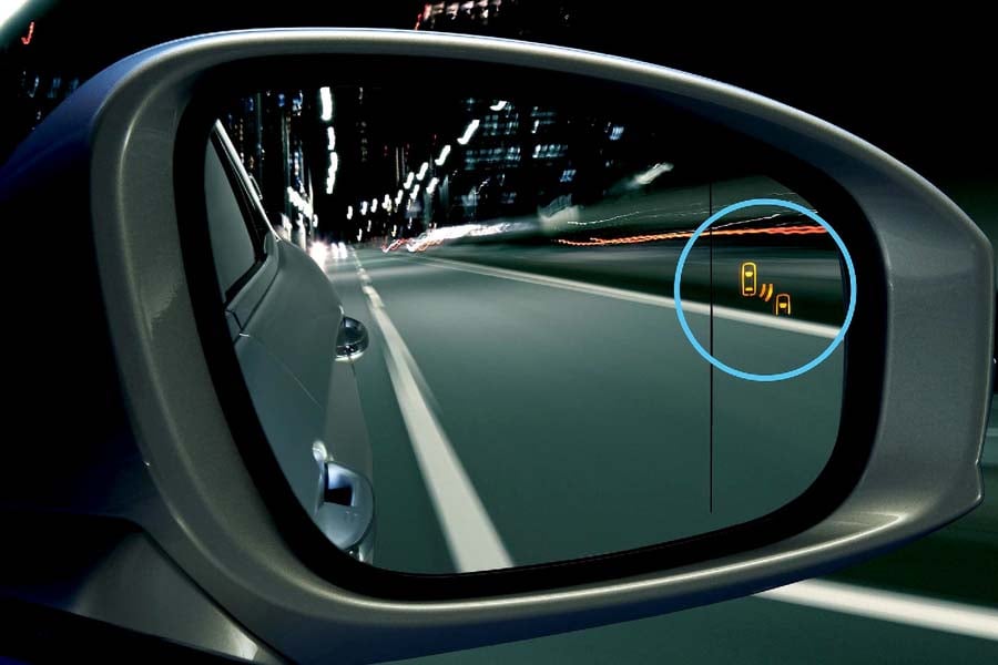 ブラインドスポットモニターの作動イメージ（画像：トヨタ）