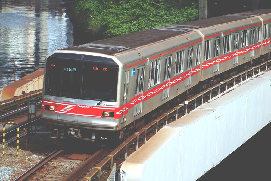 丸ノ内線（画像：写真AC）