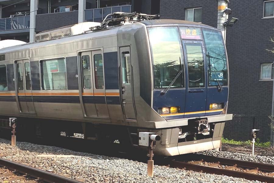 京橋地区を分断するJR学研都市線（画像：高田泰）