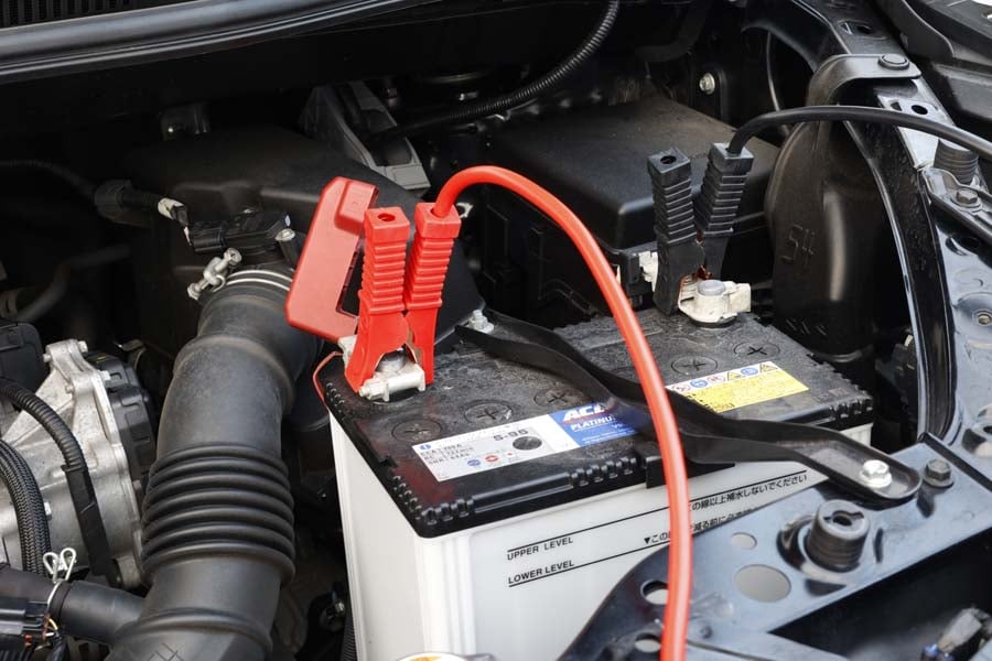ドライバーの悩みのひとつ「バッテリー上がり」(画像:写真AC)