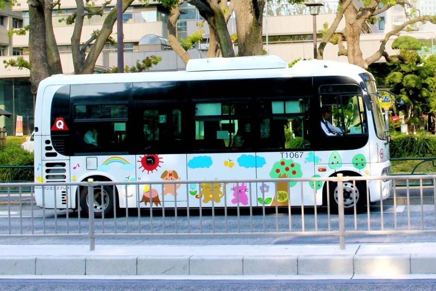 街中を走るシャトルバス（画像：写真AC）