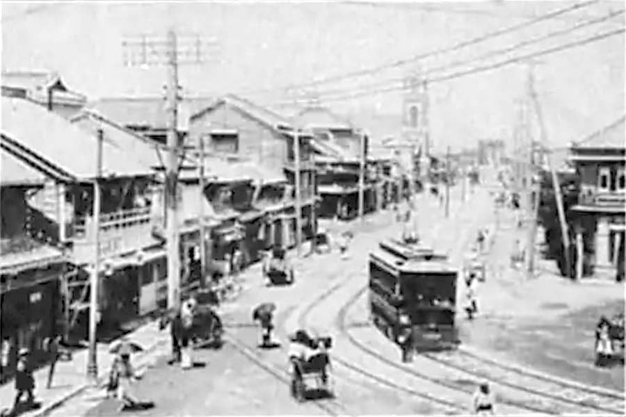 横浜馬車道の路面電車。田山宗尭編『日本写真帖』。国会図書館蔵（画像：近代食文化研究会）