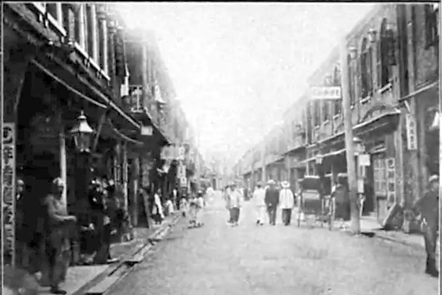 明治時代の横浜中華街。田山宗尭編『日本写真帖』。国会図書館蔵（画像：近代食文化研究会）