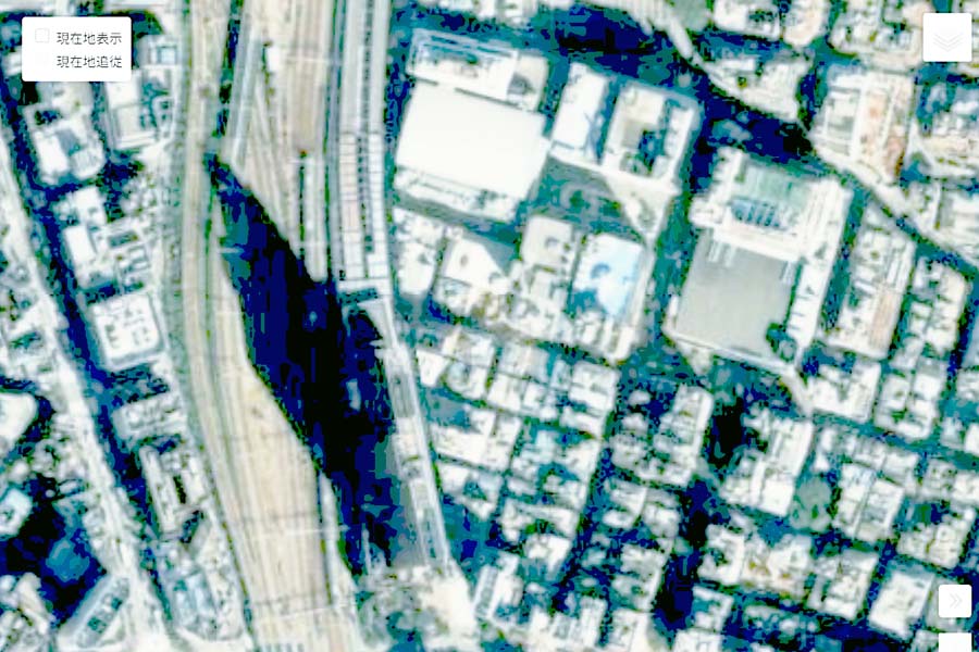 1990年頃の「西武新宿駅」周辺の航空写真（画像：国土地理院）