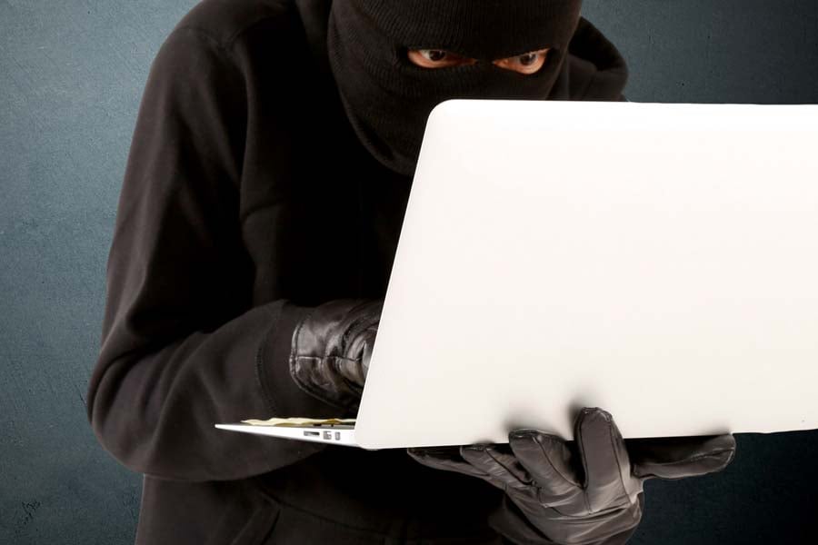 ネットで暴言を吐く承認欲求の強い鉄オタのイメージ（画像：写真AC）