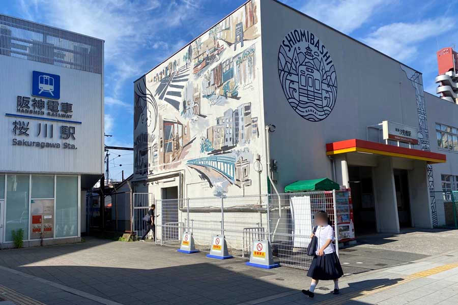 阪神桜川駅と隣接する南海汐見橋駅（右）（画像：高田泰）