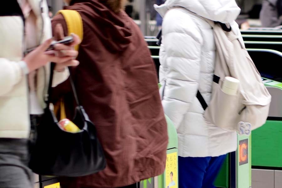 交通系ICカードを使う人（画像：写真AC）