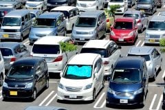 なぜ駅前駐車場は「常に満車」なのか?──「20分無料」が生む滞留の連鎖、バス・タクシーも阻害する悪循環を考える