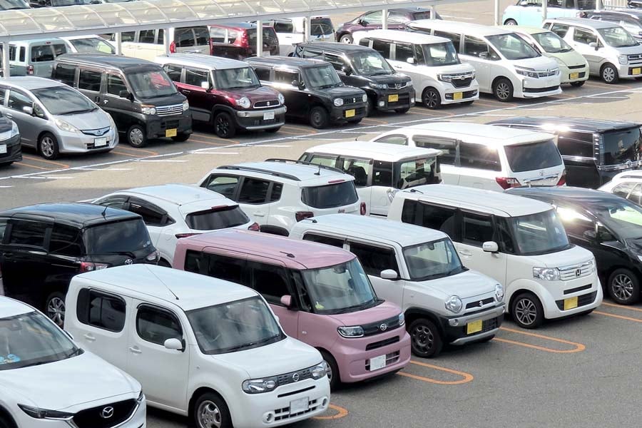 さまざまな問題を引き起こしやすい満車の駐車場（画像：写真AC）