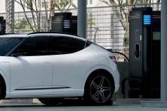EV充電117%増の衝撃　なぜ「4割引」は効いて再エネ通知は響かなかったのか？