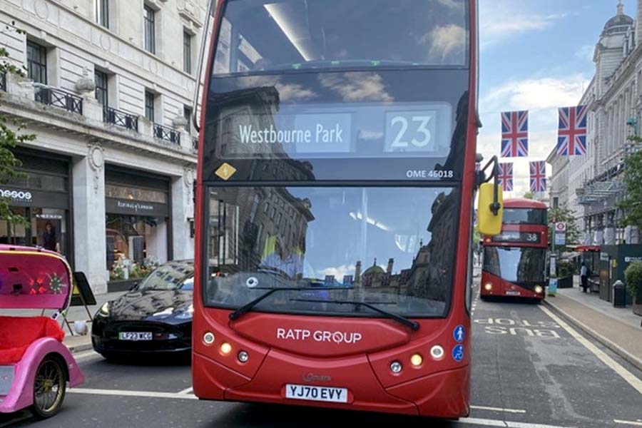ロンドンバスの運転席下にはバスレーンの違反者を監視するバスカメラが設置されている（画像：牧村和彦）