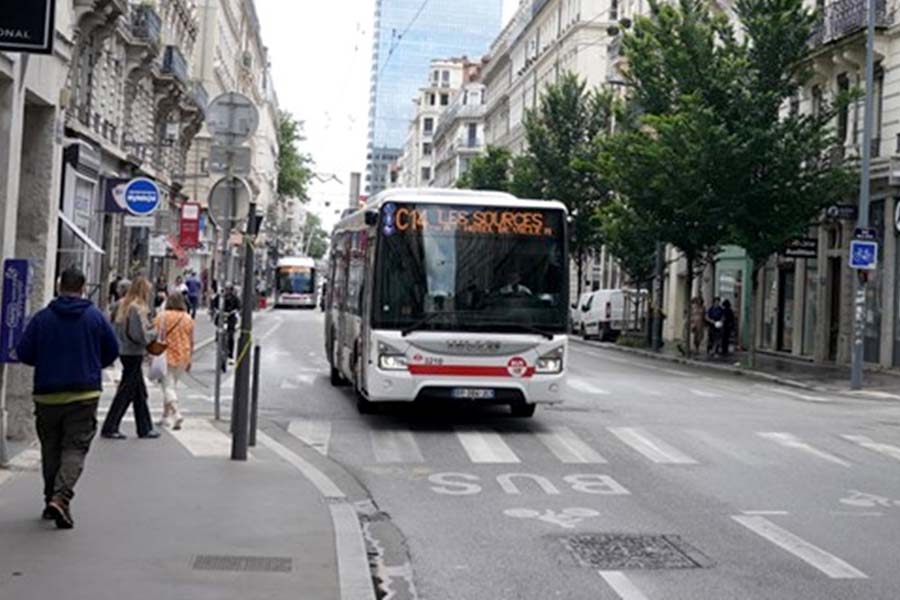 仏リヨンのバス専用レーンは自転車も走行出来る（画像：牧村和彦）