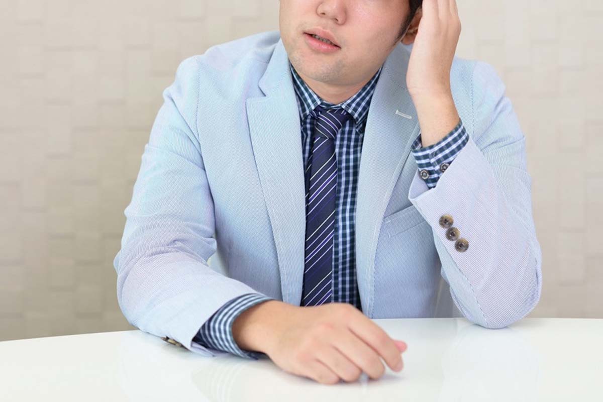 不満を持つ利用者のイメージ画像：写真AC）