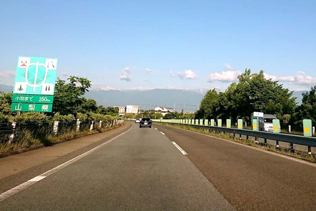 景色がきれいな中央道（画像：都野塚也）