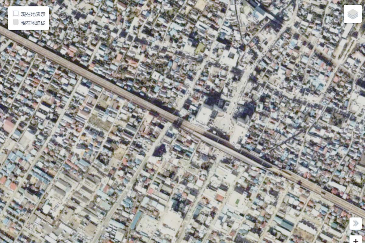 1980年頃の「本八幡駅」周辺の航空写真（画像：国土地理院）