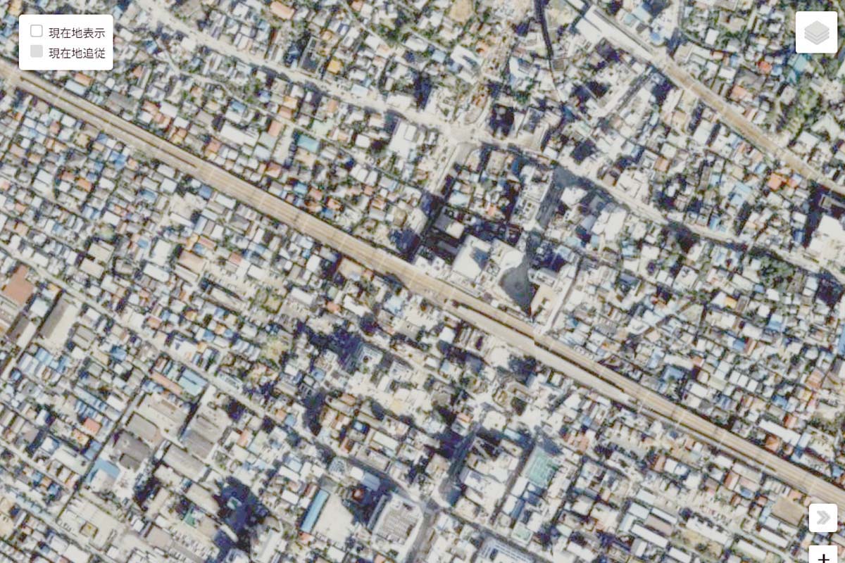 1990年頃の「本八幡駅」周辺の航空写真（画像：国土地理院）