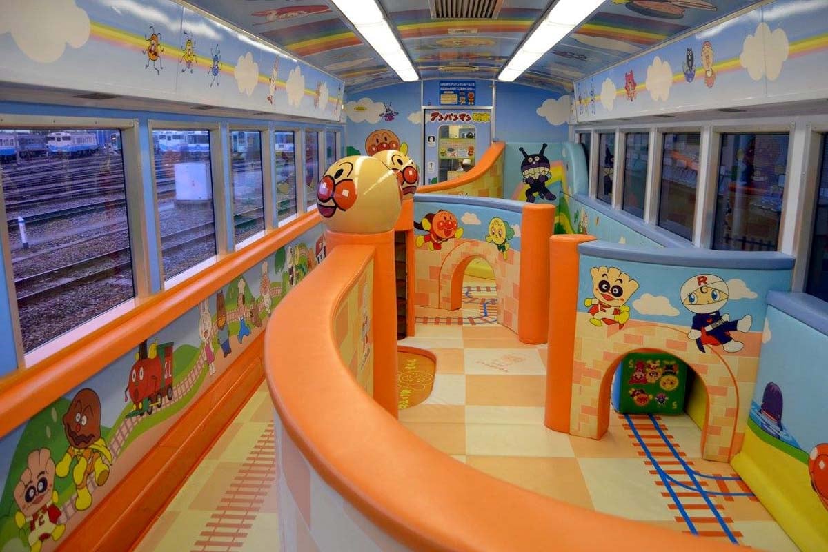 JR四国「ゆうゆうアンパンマンカー」。1998年の豪雨災害により土讃線が数か月寸断され多くの利用者が高速バスやマイカーに転移したことを契機に、原作者やなせたかし氏の協力を得た（画像：大塚良治）