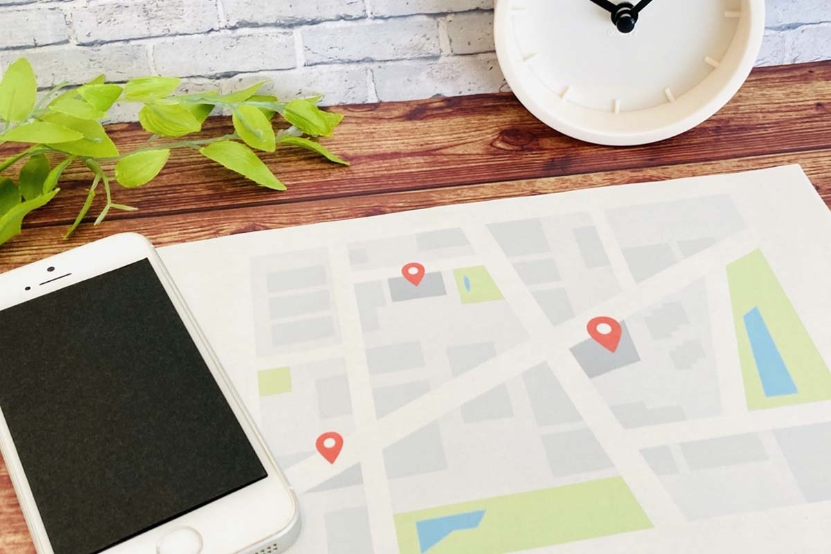 スマホとマップと時間のイメージ（画像：写真AC）