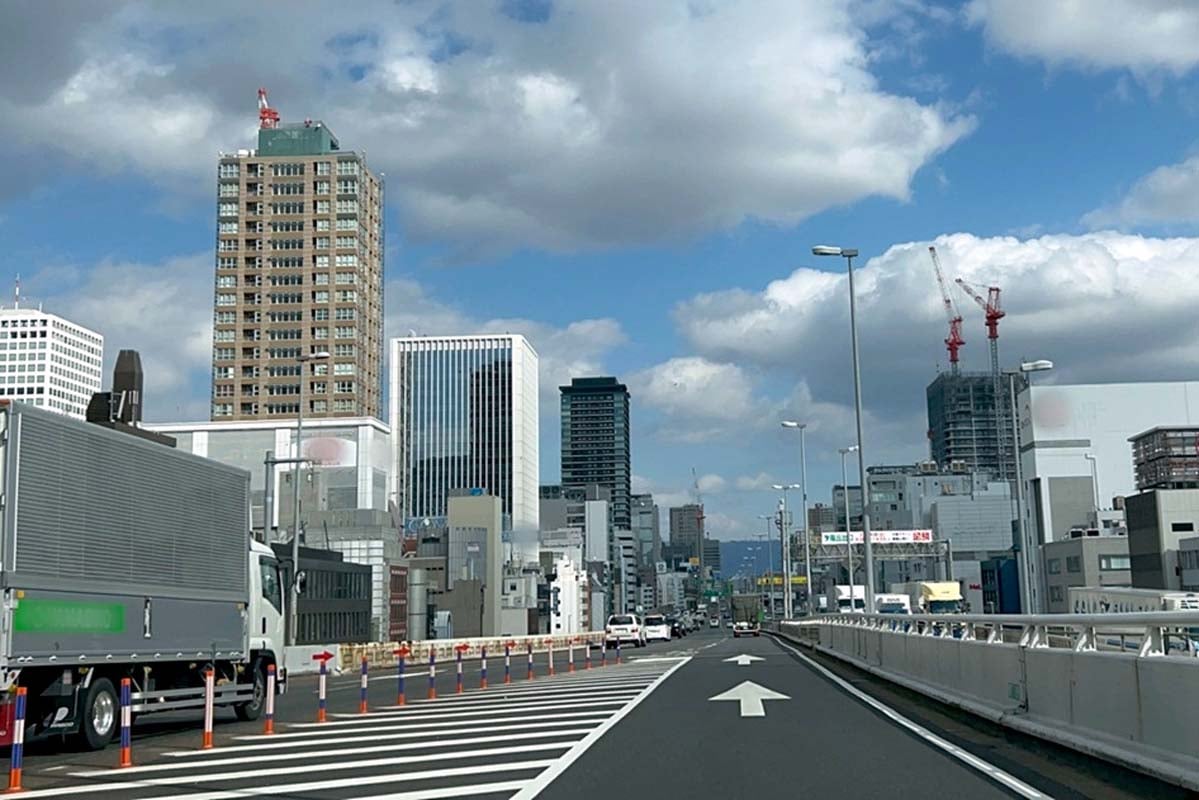 大阪中心部を通る阪神高速環状線（画像：写真AC）